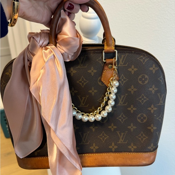 Louis Vuitton purse!!! Super fun and will get plenty compliments! - Picture 13 of 13